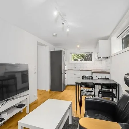 3 Bedroom Close To And Centre Apartment *